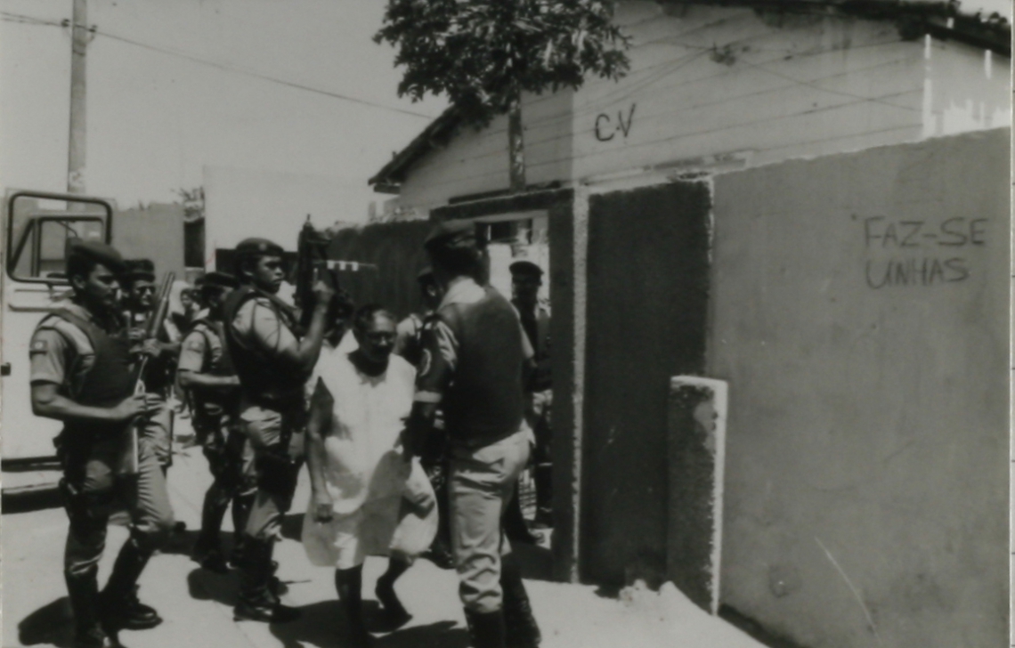 ParaTodosVerem: foto preto e branco de operação da PM desmontou 1º esconderijo do CV em Fortaleza, nos anos 1980(Foto: Heloisa Menescal/O POVO, em 16/10/1993)