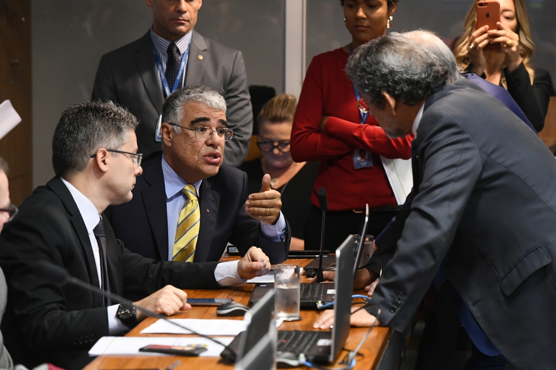 Senador cearense Eduardo Girão (podemos) participou ativamente das articulações, mas não conseguiu apoio para tirar a matéria da pauta da Comissão, ontem (Foto: Marcos Oliveira/Agência Senado)
