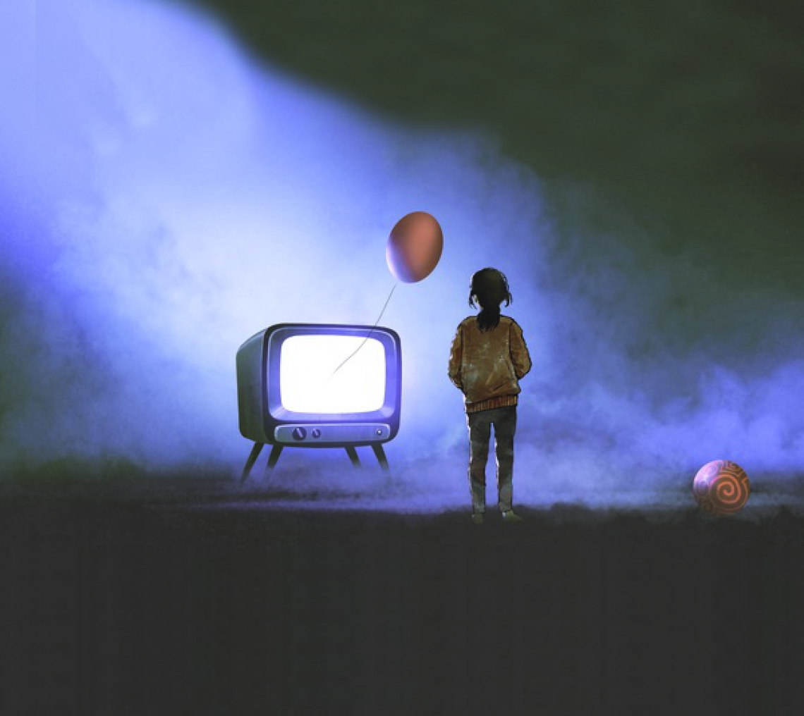 girl looking at red balloon floating coming out of television on dark background, digital art style, illustration painting (Foto: Getty Images/iStockphoto)