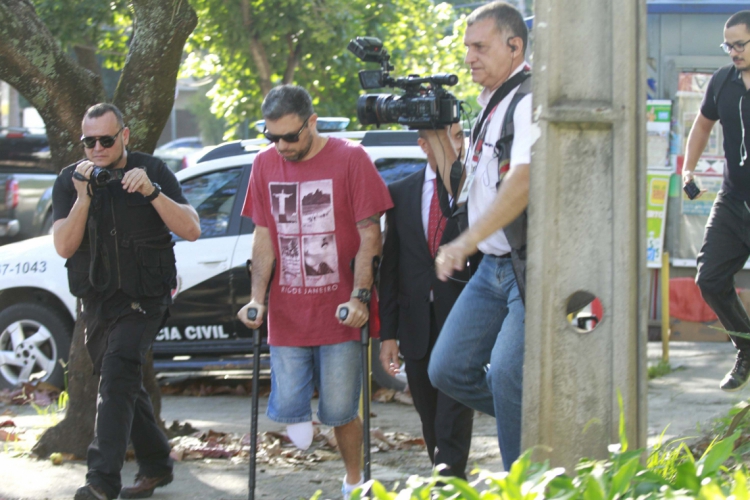 RJ - PRISÕES-MORTE-VEREADORA-MARIELLE-FRANCO-OPERAÇÃO-SUBMERSUS - GERAL - Bruno Pereira. Agentes da Polícia Civil fazem uma operação na cidade do Rio de Janeiro (RJ), nesta quinta-feira (03), para prender suspeitos de envolvimento no sumiço das armas usadas nos assassinatos da vereadora Marielle Franco (Psol) e do motorista Anderson Gomes, no dia 14 de março de 2018. Na Operação Submersus, foram presos a esposa e um cunhado do PM reformado Ronnie Lessa, apontado como um dos autores do crime, Elaine Pereira Figueiredo Lessa, e Bruno Pereira Figueiredo, respectivamente. 03/10/2019 - Foto: JOSE LUCENA/FUTURA PRESS/FUTURA PRESS/ESTADÃO CONTEÚDO