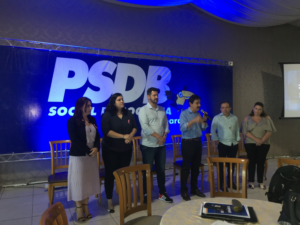 Raimundo Gomes de Matos, ao microfone, fala na abertura dos trabalhos com pré-candidatos do PSDB
 (Foto: Thays Maria Sales/Especial para O POVO)