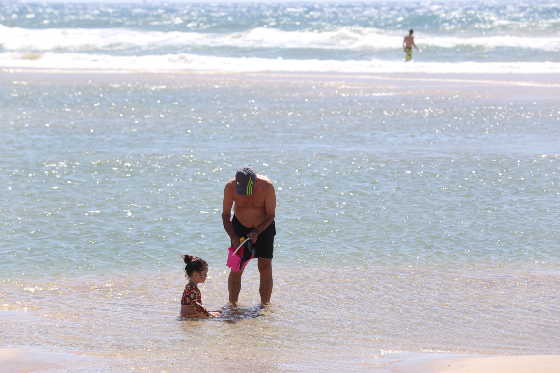 ￼BANHISTAS que forem à Praia do Futuro devem ficar atentos à ocorrência de óleo na areia e água  (Foto: Fábio Lima)