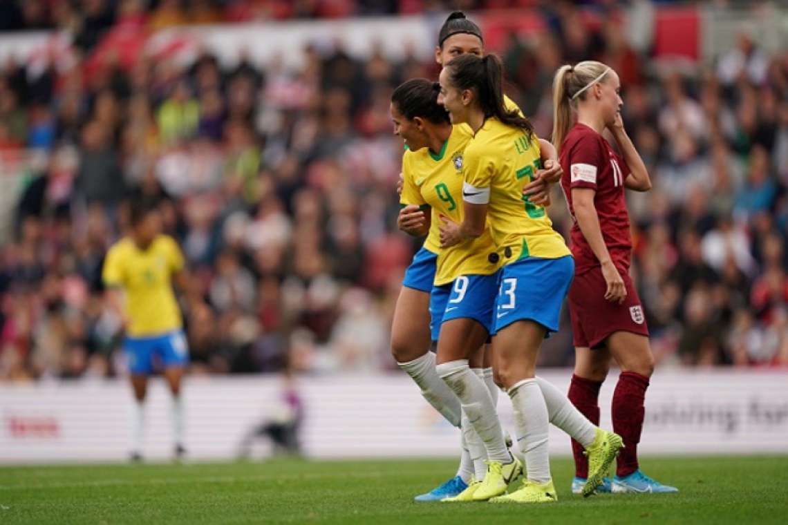 Jogadoras da seleção comemoram gol diante da Inglaterra (Foto: Daniela Porcelli/CBF)