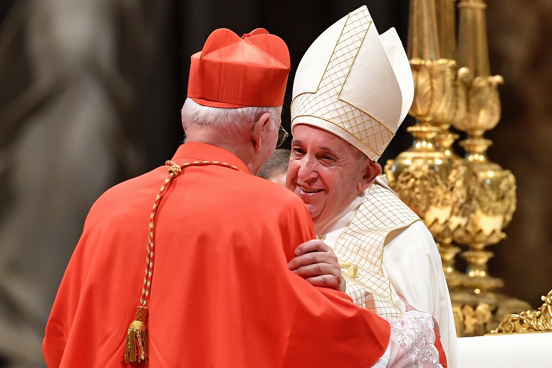 O Vaticano é um país. O eleito pelos cardeais vira bispo de Roma, chefe da Igreja Católica e monarca do Vaticano. 