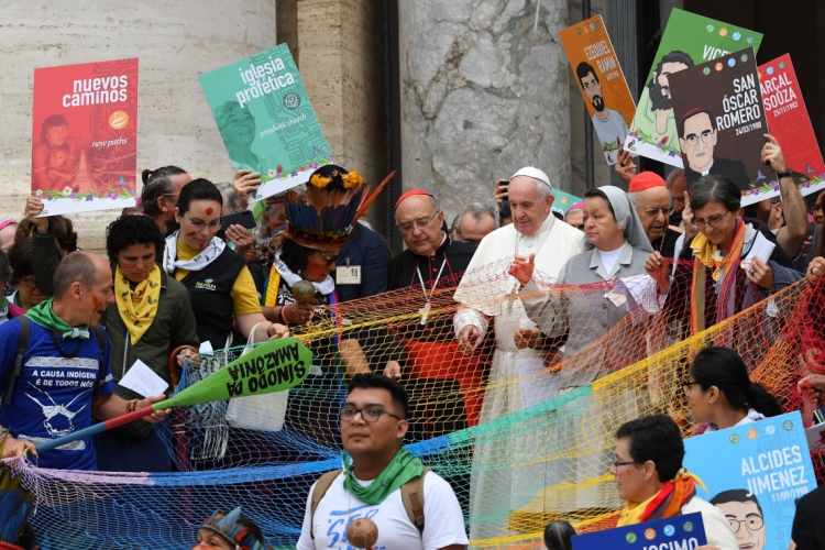 O Papa Francisco está reunindo bispos católicos no Vaticano para defender as comunidades indígenas isoladas e em situação de pobreza da Amazônia, cujo modo de vida está ameaçado (Foto de Andreas SOLARO / AFP) (Foto: Andreas SOLARO / AFP)