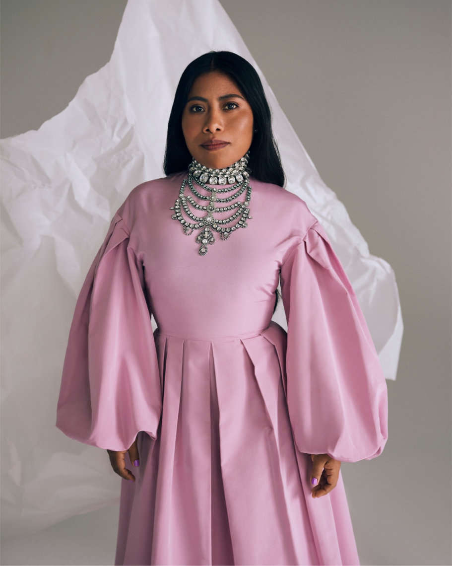 Yalitza Aparicio em ensaio para a Vogue  (Foto: NACHO ALEGRE/ TEEN VOGUE)