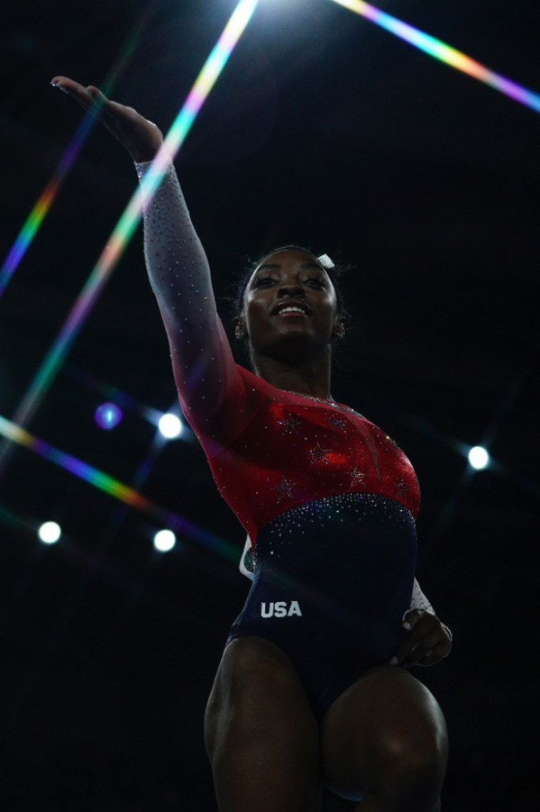Foto: Lionel BONAVENTURE / AFP Simone Biles dos EUA se apresenta no chão durante a final da equipe feminina no Campeonato Mundial de Ginástica Artística da FIG no Hanns-Martin-Schleyer-Halle em Stuttgart, sul da Alemanha