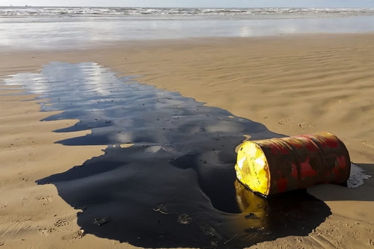 Foto: Barril de petróleo encontrado no litoral de Sergipe, o estado mais atingido pela contaminação da mancha de petróleo cru que avança no litoral do Nordeste do Brasil