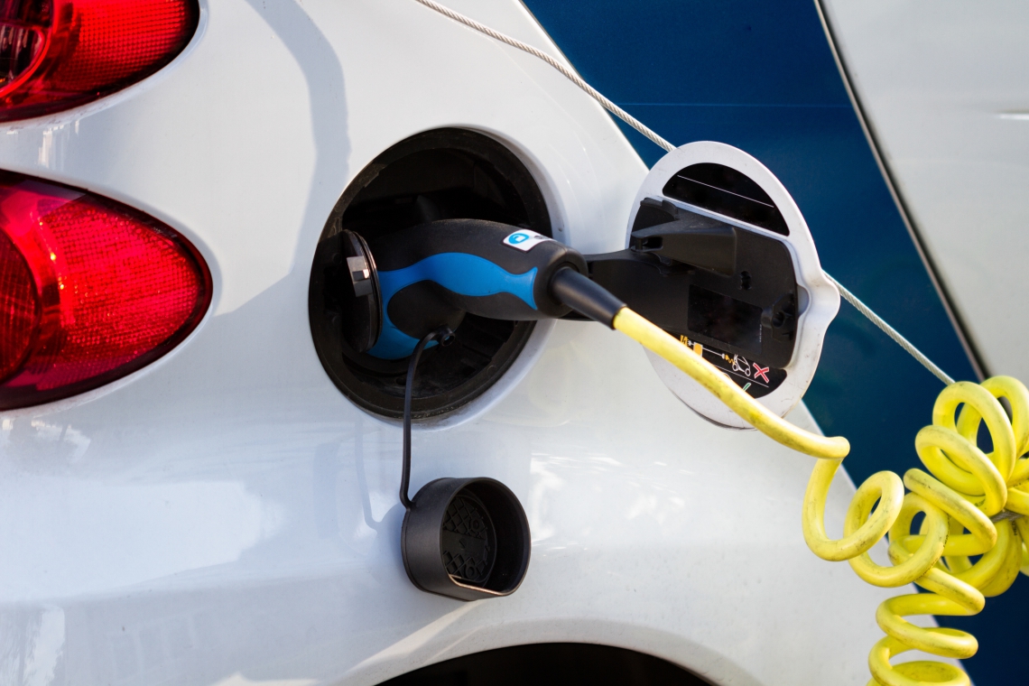 Foto: Getty Images/Ramaboin tank of electric car charging in with current