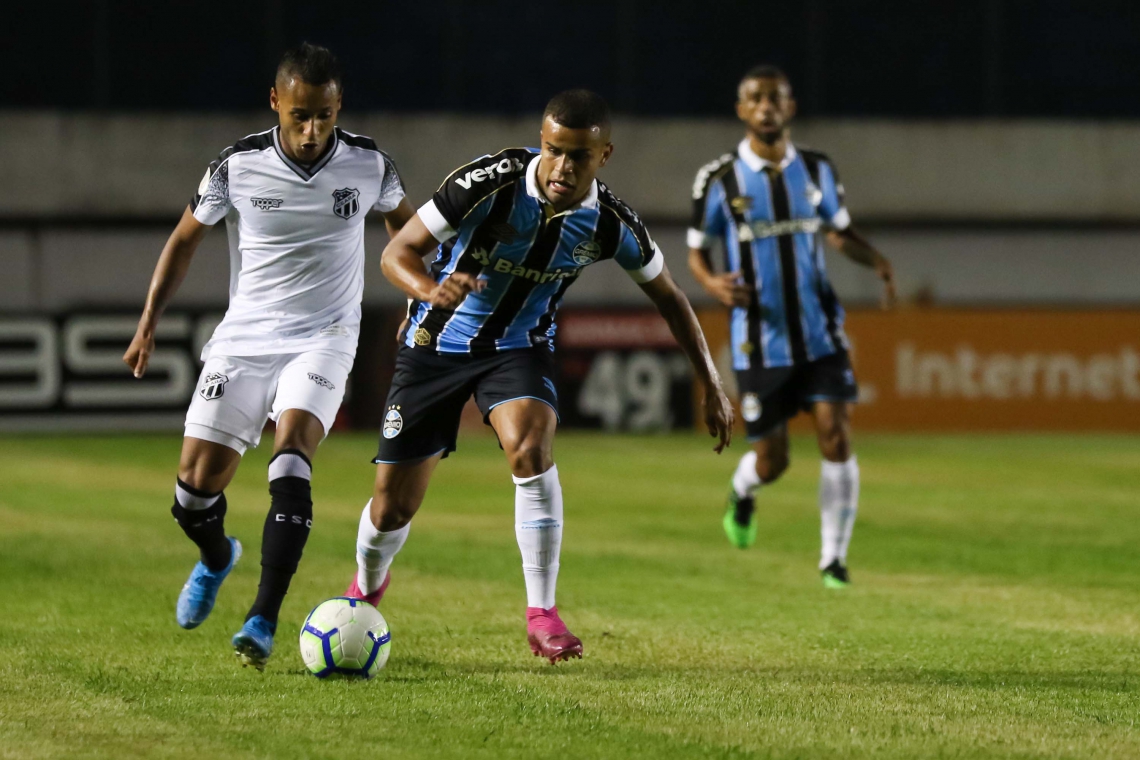Diante de um rival duro, semifinalista da Libertadores, Ceará adotou postura defensiva (Foto: LUCA ERBES / AE)