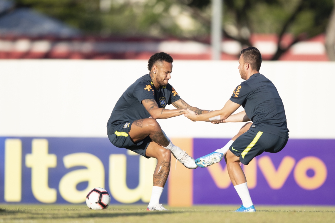 Neymar e Arthur durante treino da seleção brasileira em Cingapura (Foto: Lucas Figueiredo/CBF)