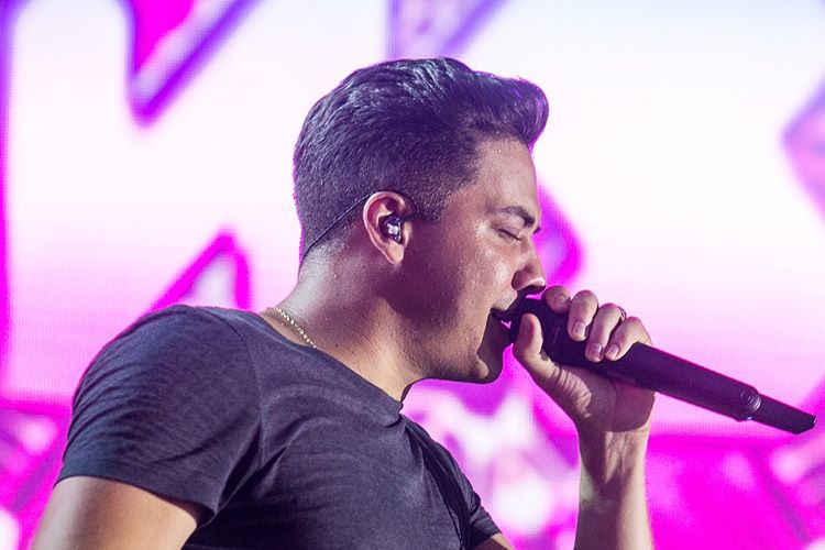 Wesley Safadão cantando no palco