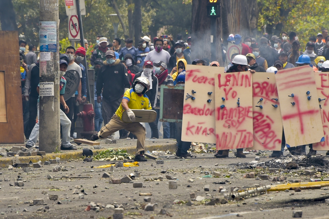 Manifestantes entram em conflito com a polícia de choque durante o 10º dia de protestos contra o aumento do preço do combustível ordenado pelo governo para garantir um empréstimo do FMI, nos arredores da Assembléia Nacional em Quito, Equador (Foto: RODRIGO BUENDIA/AFP)