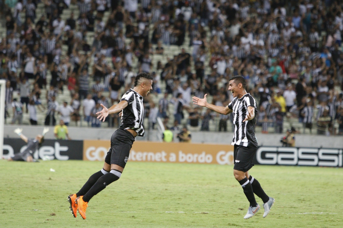 Bergson (esquerda) e Juninho Quixadá comemoram muito a vitória do Ceará (Foto: FCO FONTENELE)
