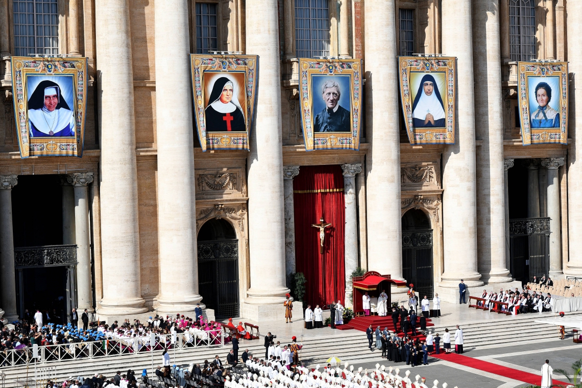 ￼Santa Dulce dos Pobres foi canonizada em celebração que também santificou outros quatro beatos (Foto: Alberto PIZZOLI / AFP)