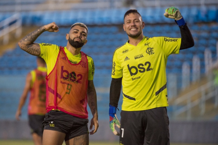 Gabigol e Diego Alves foram até a vidraça do PV para tirar fotos com torcedores (foto: Alexandr...
