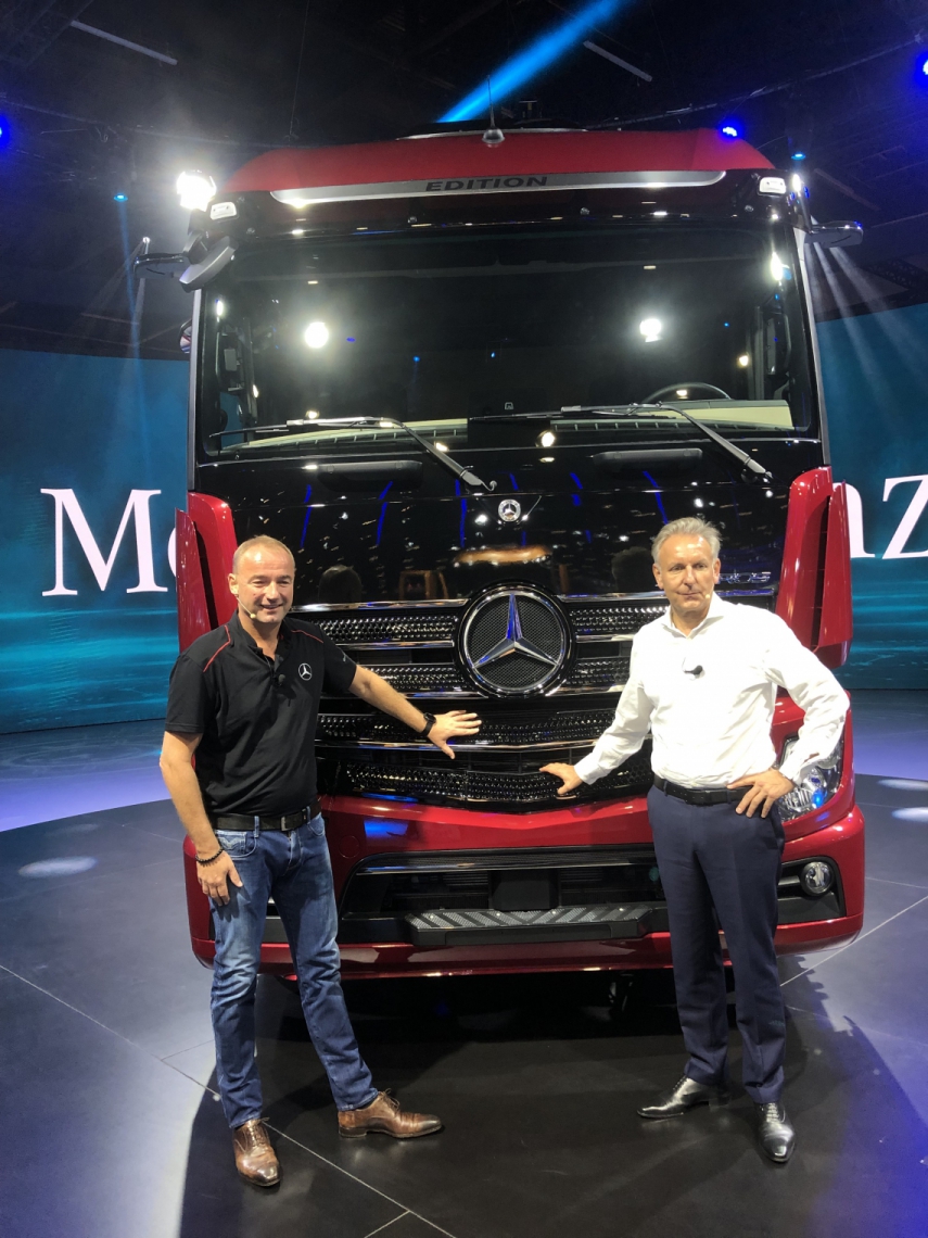 Philipp Schiemer, CEO da marca na América Latina, e o chefe mundial da Mercedes-Benz Trucks, Stefan Buchner (Foto: JOCÉLIO LEAL)