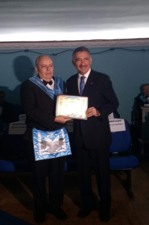 Secretário Artur Bruno recebeu o certificado das mãos de Francisco Lindolfo Cordeiro Júnior, Mestre Instalado da Loja Maçônica Deus e Fraternidade No 4.