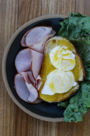 Ovos benedict (torrada de pão da casa, presunto sem capa de gordura, ovos ponchados e creme holandaíse - R$17)