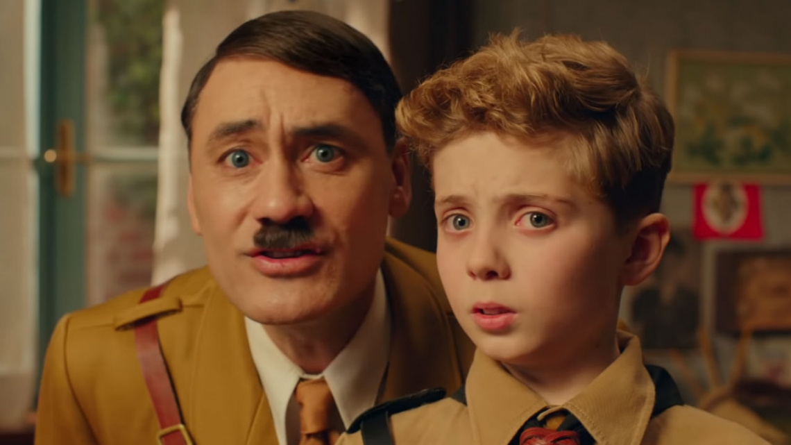 Filme retrata a Segunda Guerra Mundial através dos olhos de um menino alemão (Roman Griffin Davis) que foi doutrinado pela juventude nazista  (Foto: fotos divulgação)