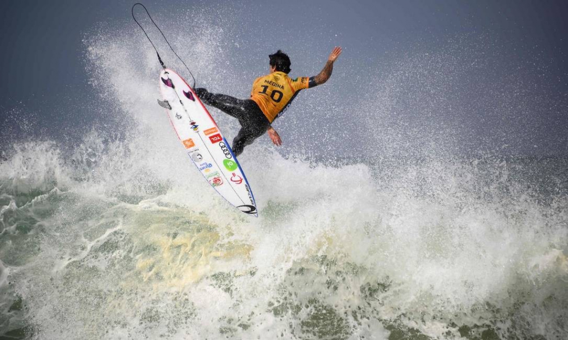Gabriel Medina buscava garantir o tricampeonato mundial de surfe
 (Foto: OLIVIER MORIN / AFP)