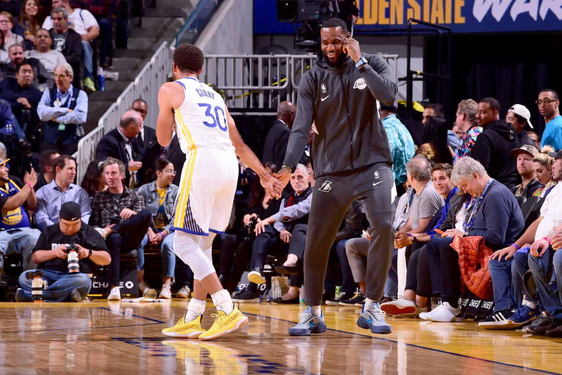 Foto: Noah Graham/NBAE via Getty Images/AFP Nem Steph Curry (de costas), nem Lebron James (de frente) chegarão às finais da NBA em 2021. É a primeira vez que isso acontece desde 2010
