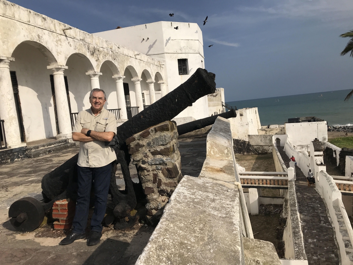 Laurentino Gomes no Castelo de São Jorge da Mina, ou Elmina, no litoral de Gana, construído pelos portugueses no século 15. Autor foi a 12 países para levantar a história da escravidão brasileira