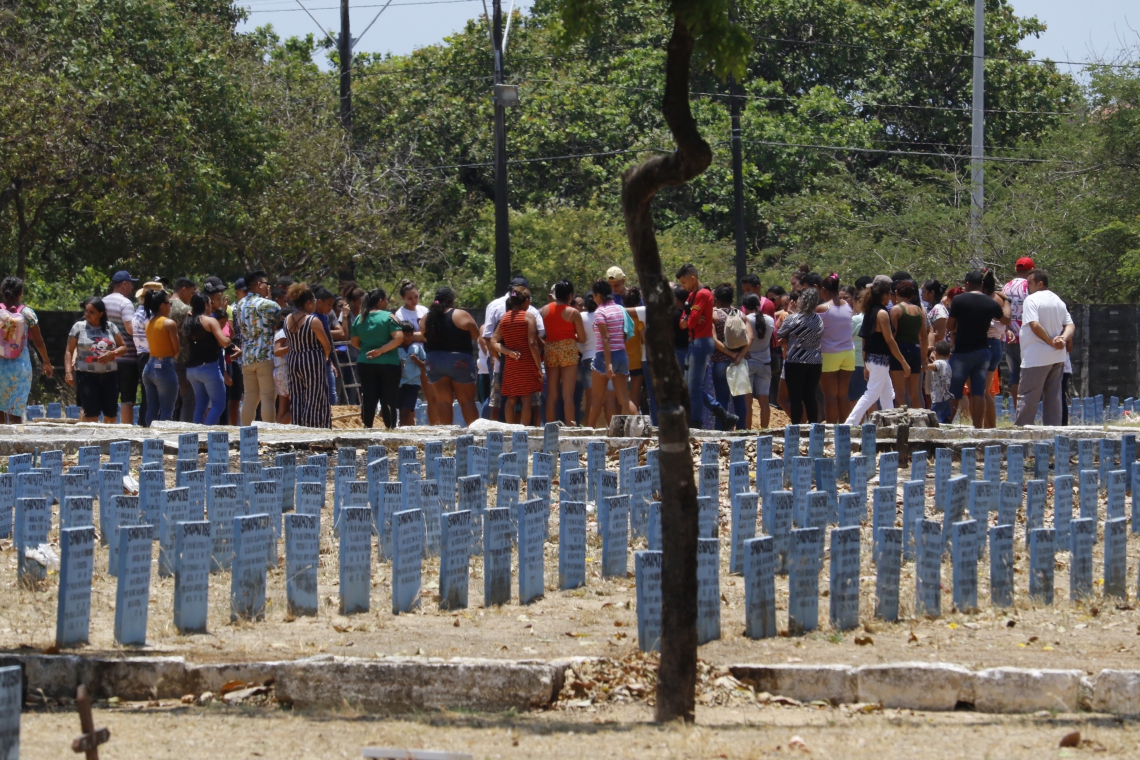 ￼ENTERRO DE Juan Ferreira dos Santos, de 14 anos, morto quando estava na praça com amigos (Foto: Mauri Melo)