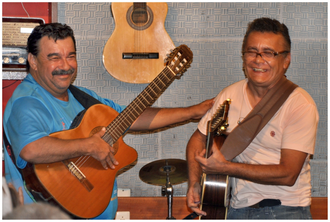 Tarcísio Sardinha e Manassés num encontro do violões no Cantinho do Frango

 (Foto: Arnaldo Fontenele/ Divulgação)