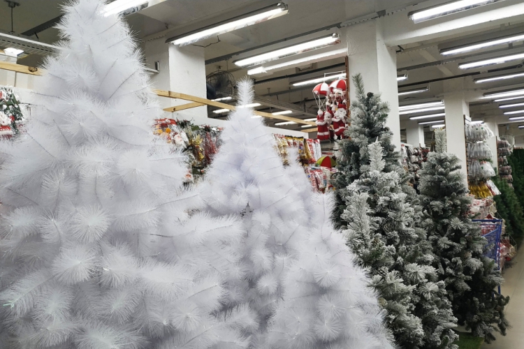 Produtos natalinos invadem lojas de decoração em Fortaleza