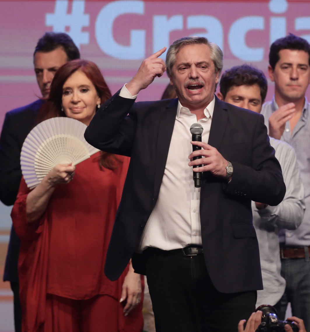 ￼ PRESIDENTE eleito, Alberto Fernandez (à dir), discursa ao lado de sua vice Cristina Kirchner (à esq.) após a vitória (Foto: ALEJANDRO PAGNI / AFP)