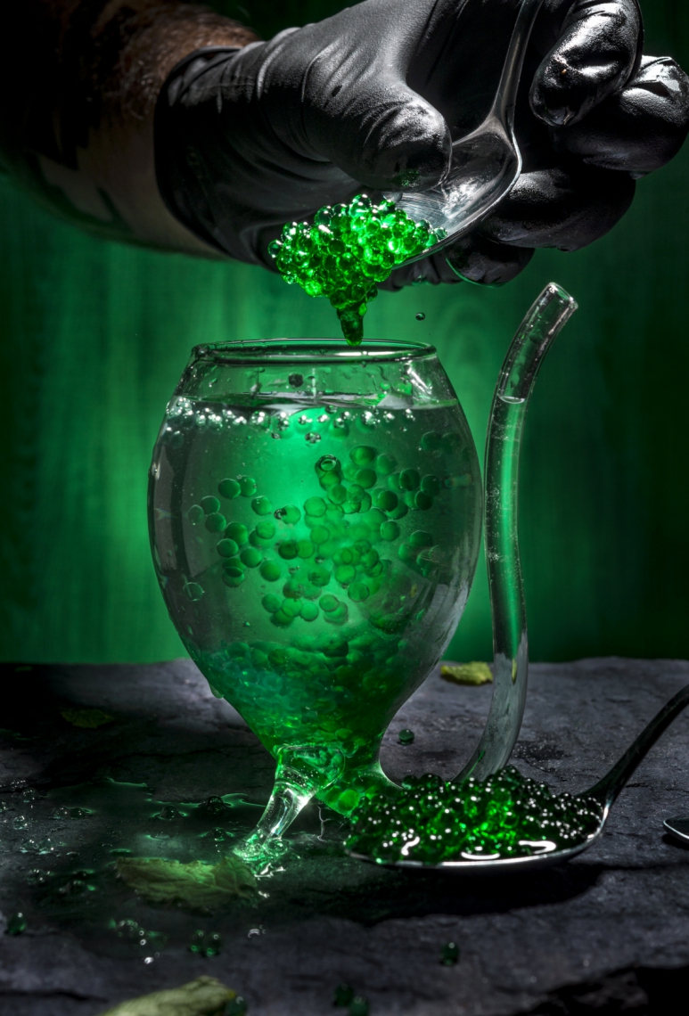 Foto: Henrique Ferrera/divulgação Mojito Molecular, uma das bebidas desenvolvidas pelo bartender Victor Quaranta, está no livro