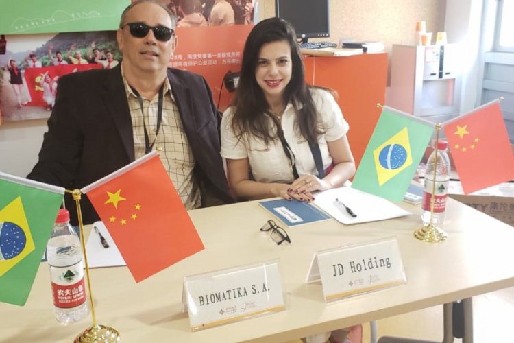 Zezinho Dias em mesa de negociação na China