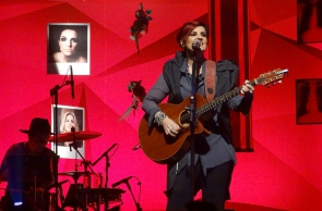 A cantora e compositora carioca Isabella Taviani se apresenta neste sábado, 9