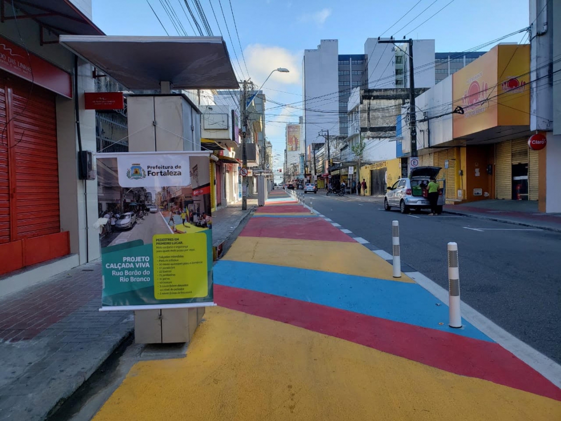 Rua Barão do Rio Branco, no Centro de Fortaleza, passa a ter mais espaço para a circulação segura de pedestres. (Foto: Divulgação/Iniciativa Bloomberg para Segurança Viária Global em Fortaleza)