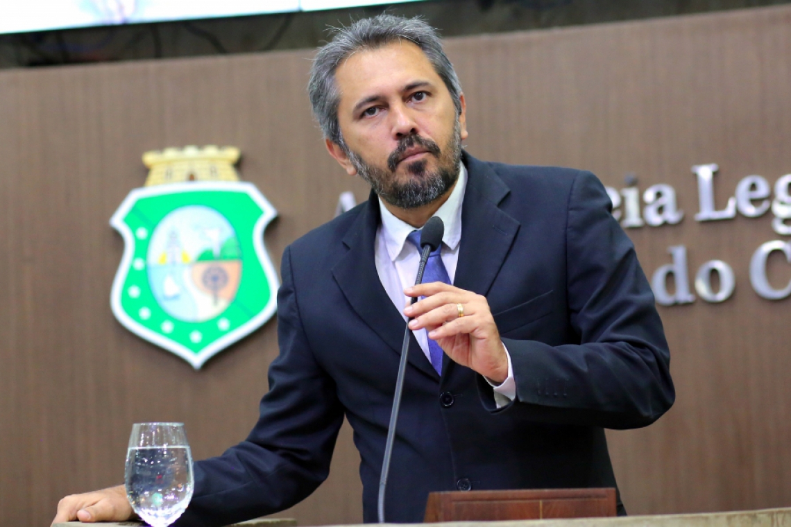 Elmano de Freitas anunciou retirada de projeto da bancada do PT contra discriminação religiosa (Foto: Divulgação/AL-CE)