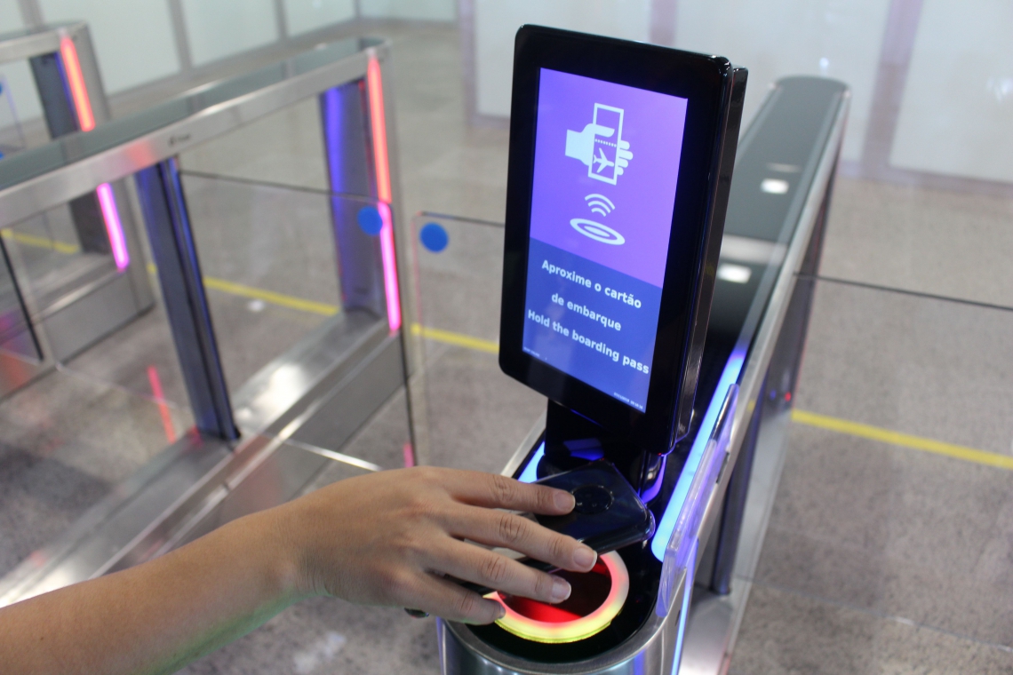 Com o equipamento, o acesso do passageiro é liberado assim que ele apresenta o cartão de embarque impresso ou pelo smartphone (Foto: Divulgação)