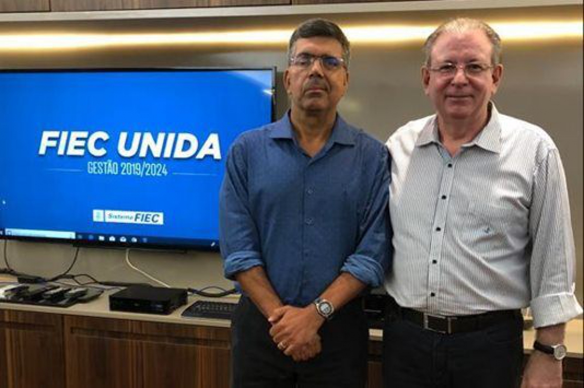 Lauro Chaves Neto, de azul, com o presidente da Fiec, Ricardo Cavalcante (Foto: DIVULGAÇÃO- FIEC)