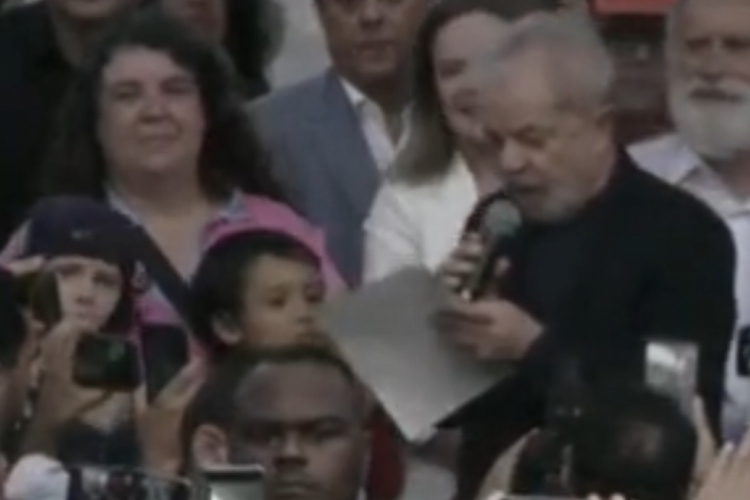 Foto: Lula no discurso após ser libertado