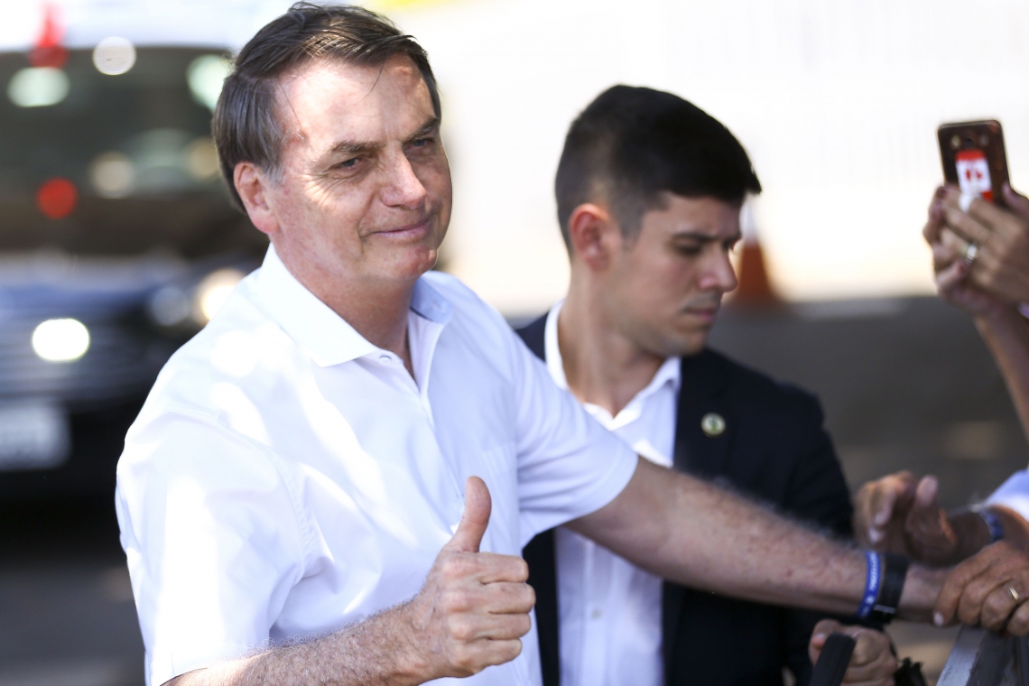 O presidente Jair Bolsonaro cumprimenta turistas no Palácio da Alvorada