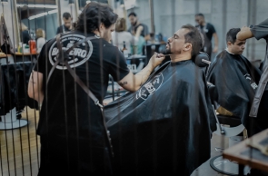 O barber Alberto Santinho, da Sr. Barbeiro, cuida do visual do cantor há anos