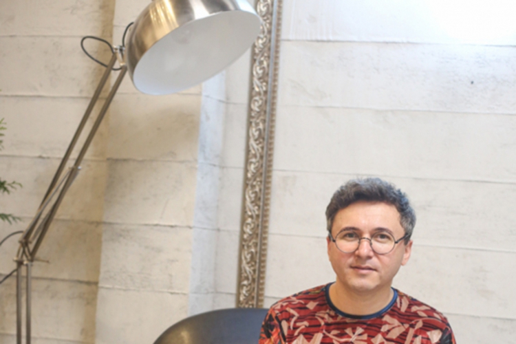 Lindebergue veste roupas da DLT, marca da qual é diretor criativo há dez anos
 (Foto: Divulgação/DLT)