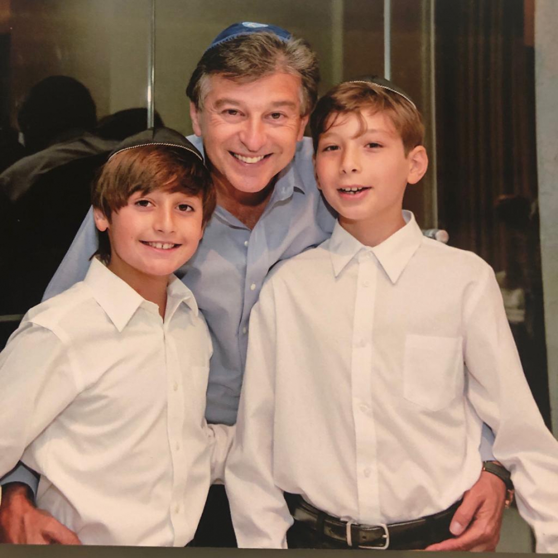 Cláudio entre os filhos Fábio e Gustavo (Foto: ÁLBUM PESSOAL)