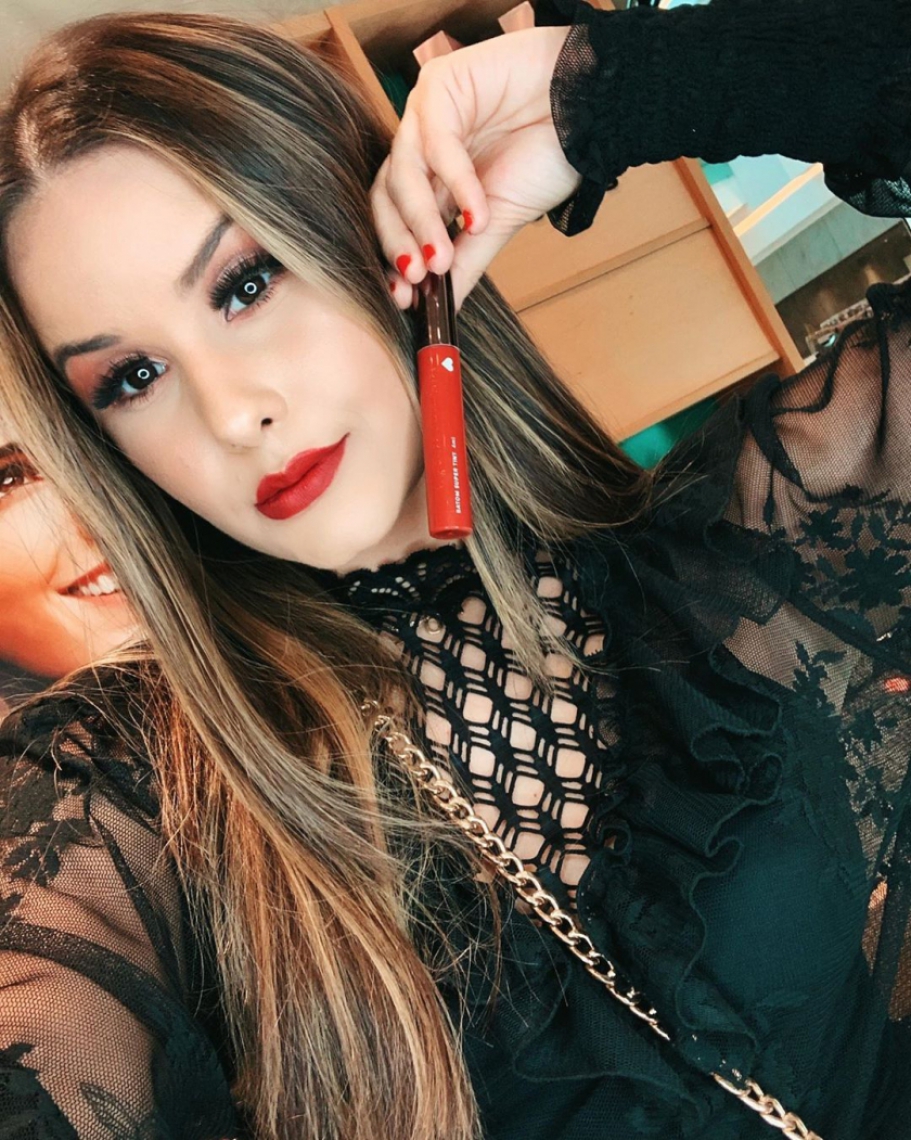 Influenciadora cearense Bianca Dácia incluiu tom de vermelho aberto aos lábios após colorir o cabelo com mechas douradas. A sensação é de atitude (Foto: Reprodução Instagram)
