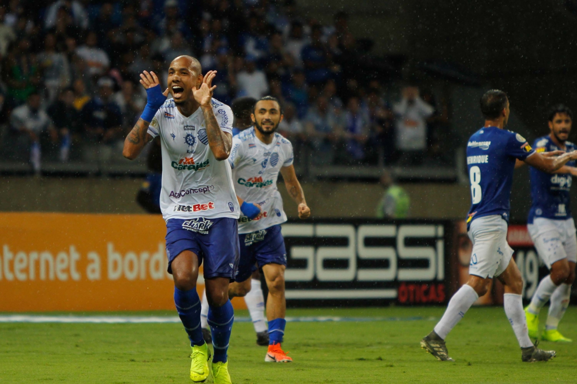 Gol de Alan Henrique, do CSA, segurou o Cruzeiro na zona de rebaixamento, poupando o Ceará
 (Foto: VIVIANE MOREIRA / AE)