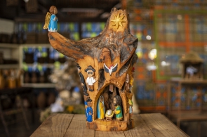 ENFEITES PERIODO DE NATAL AO LONGO DA PRACA CEART JUNTO COM PRESEPIOS DE ARTISTAS CEARENSES