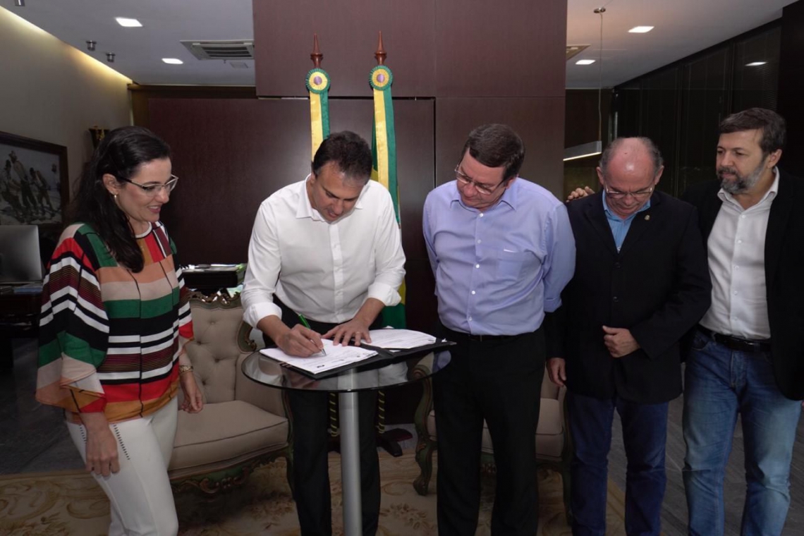 Governador Camilo Santana assina convênio para melhorias no Terminal Marítimo, entre as quais a instalação do bondinho que ligará o Terminal à Praia de Iracema (Foto: DIVULGAÇÃO)