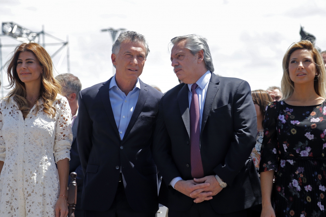 Foto divulgada por Noticias Argentinas mostrando o presidente cessante argentino Mauricio Macri (2-L) e sua esposa Juliana Awada (L) e o presidente eleito Alberto Fernandez (2-R) e sua parceira Fabiola Yanez participando de uma missa pela unidade e paz no Menor Basílica de Nossa Senhora de Lujan, em Lujan, Buenos Aires, na Festa da Imaculada Conceição, em 8 de dezembro de 2019. - Macri entregará o poder a Fernandez em 10 de dezembro (Foto por Juan VARGAS / NOTICIAS ARGENTINAS / AFP) 