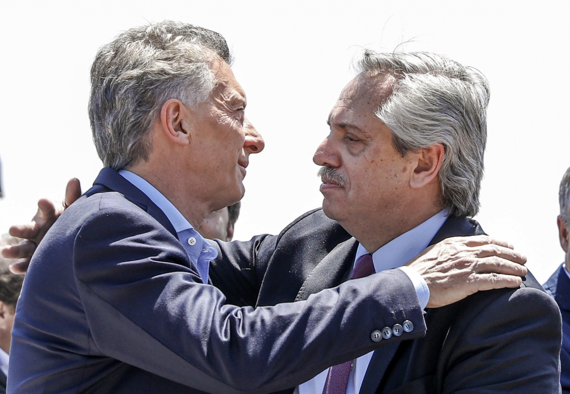 ￼MAURÍCIO MACRI entra a Alberto Fernández uma Argentina mergulhada em uma profunda crise econômica (Foto: Esteban COLLAZO / Assessoria de imprensa de Alberto Fernandez / AFP))