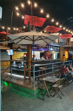 O Steel bar fica localizado no Mercado Meireles, e do rooftop é possível ter uma vista privilegiada das atrações musicais